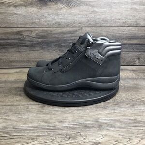 Aravon  stridarc women’s size 9 waterproof boots